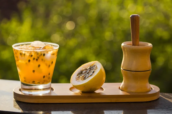 Caipirinha de la fruta de la pasión de Brasil en fondo borroso verde — Foto de Stock