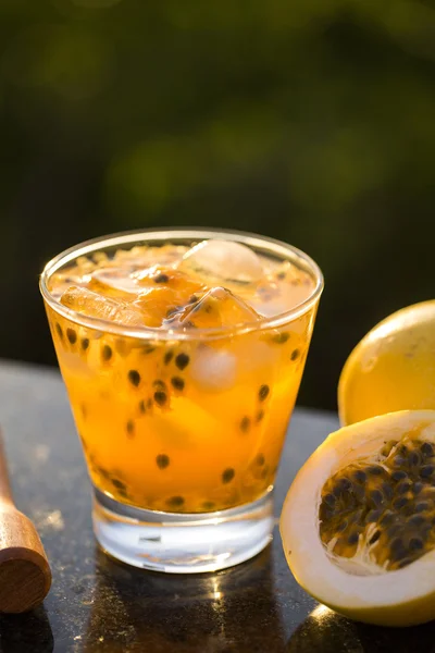 Caipirinha de la fruta de la pasión de Brasil en fondo borroso verde —  Fotos de Stock