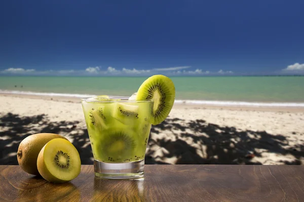 Caipirinha φρούτων ακτινίδιων της Βραζιλίας πέρα από την όμορφη παραλία του φόντου — Φωτογραφία Αρχείου
