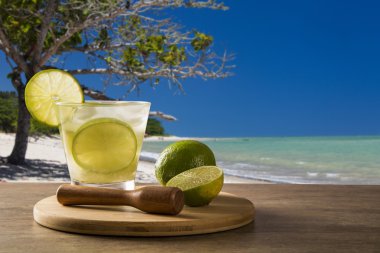 Limon meyve Caipirinha Brezilya'nın güzel bir plaj arka plan üzerinde