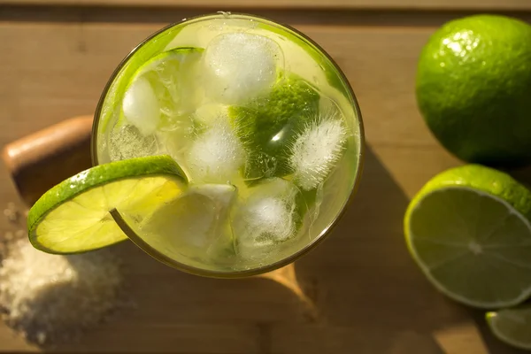 Citron frukt Caipirinha i Brasilien på trä bakgrund — Stockfoto