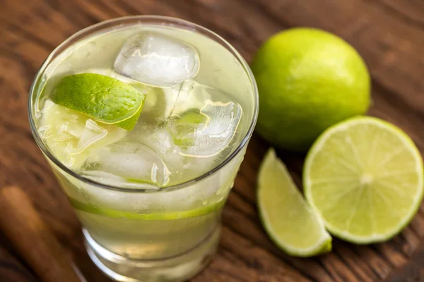 Caipirinha de frutas de limón de Brasil sobre fondo de madera — Foto de Stock