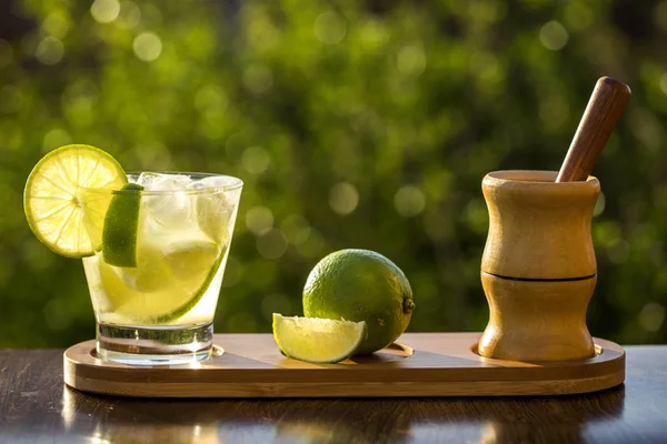 Lemon Fruit Caipirinha do Brasil sobre fundo embaçado verde — Fotografia de Stock