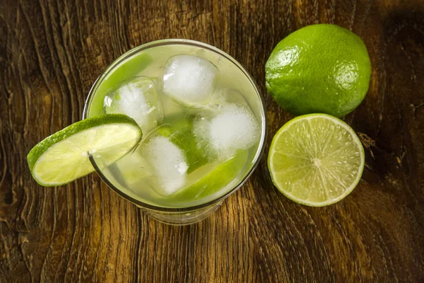 Caipirinha de frutas de limón de Brasil sobre fondo de madera — Foto de Stock