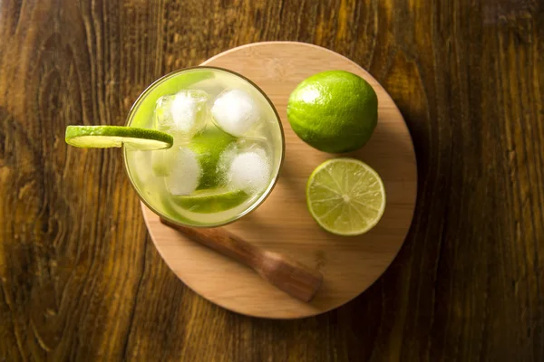 Citron ovoce Caipirinha Brazílie na dřevěné pozadí — Stock fotografie