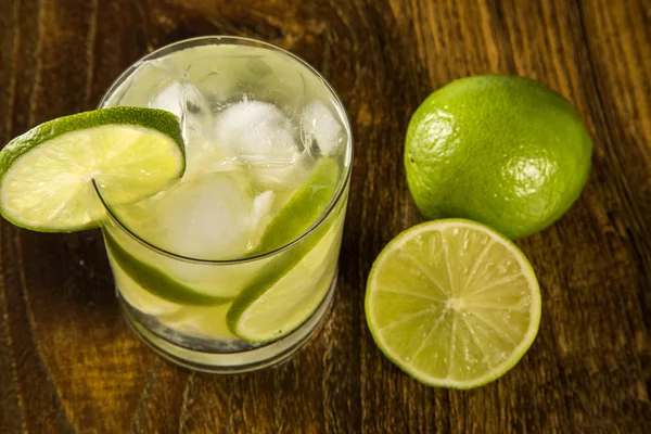 Caipirinha de frutas de limón de Brasil sobre fondo de madera — Foto de Stock