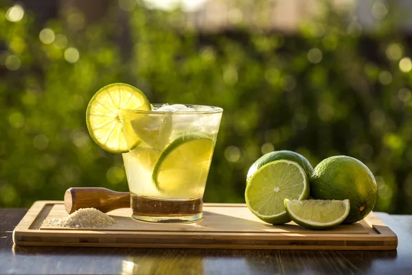 Lemon Fruit Caipirinha do Brasil sobre fundo embaçado verde — Fotografia de Stock