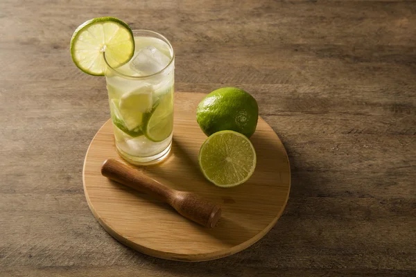 레몬 과일 Caipirinha 브라질 나무 배경 — 스톡 사진