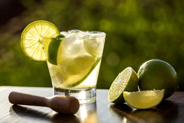 Lemon Fruit Caipirinha do Brasil sobre fundo embaçado verde — Fotografia de Stock