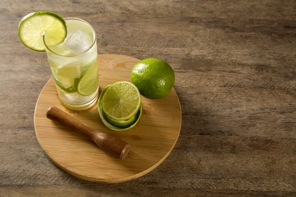 Limone Caipirinha frutta del Brasile su sfondo di legno — Foto Stock