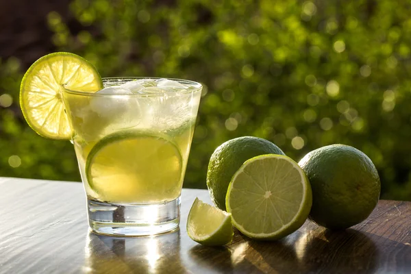 Citron frukt Caipirinha i Brasilien på grön suddig bakgrund — Stockfoto