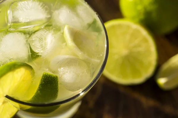 Caipirinha de frutas de limón de Brasil sobre fondo de madera — Foto de Stock