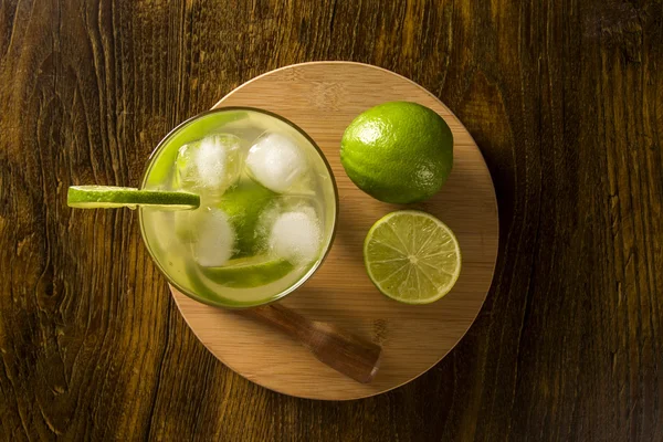 Caipirinha de frutas de limón de Brasil sobre fondo de madera — Foto de Stock