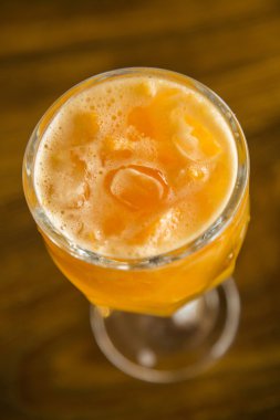 Mandalina meyve Caipirinha Brezilya'nın ahşap arka plan üzerinde