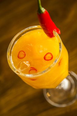 Mango meyve Caipirinha ahşap backg tarihinde Brezilya kırmızı biber ile