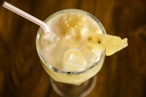 Abacaxi Fruto Caipirinha do Brasil sobre fundo de madeira — Fotografia de Stock