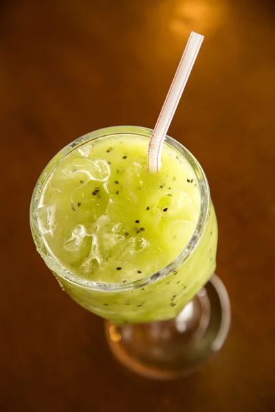 Citron ovoce Caipirinha Brazílie na dřevěné pozadí — Stock fotografie