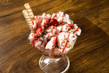 Çilek kremalı ve chantilly ile dondurma