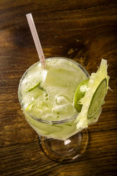 Caipirinha de frutas de limón de Brasil sobre fondo de madera — Foto de Stock