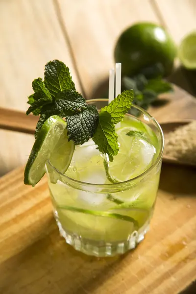 Caipirinha de frutas de limón de Brasil sobre fondo de madera — Foto de Stock