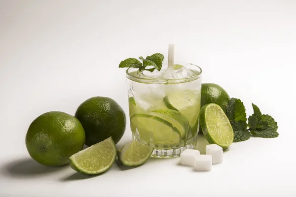 Caipirinha - cóctel nacional brasileño hecho con cachaca, su — Foto de Stock