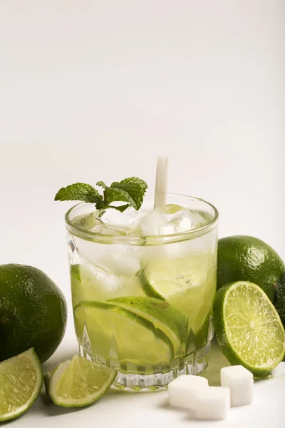 Caipirinha - brazilský národní koktejl s cachaca, su — Stock fotografie