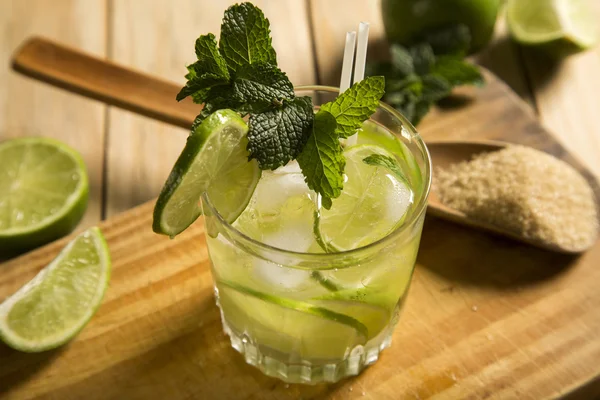 Caipirinha de frutas de limón de Brasil sobre fondo de madera — Foto de Stock