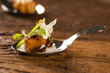 Yasemin pirinç ve bir kaşık kırmızı köri eşliğinde karamelize domuz eti. 