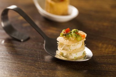 Bin yaprak dolması cod salata sosu ve kalp palmiye ile ben