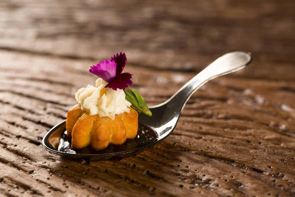 Mini churros salados, acompañados de café con sabor a reducción con Kombu y rellenos con queso crema de naranja confitada en una cuchara . — Foto de Stock