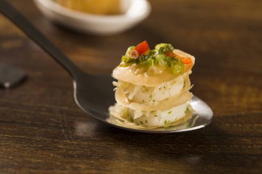 Bin bir kaşık cod salata sosu ve kalp palmiye ile doldurulmuş bırakır