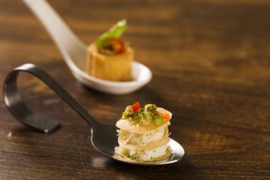 Bin bir kaşık cod salata sosu ve kalp palmiye ile doldurulmuş bırakır