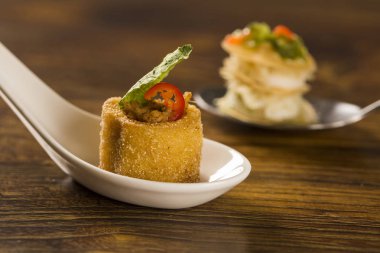 Polenta bardak rendelenmiş ragu ve bir kaşık lahana fiş ile.