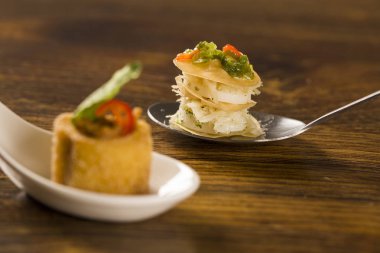 Bin bir kaşık cod salata sosu ve kalp palmiye ile doldurulmuş bırakır