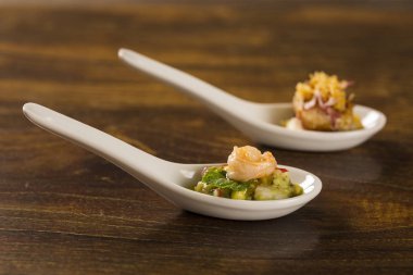 Karides salata ile avokado bir kaşık. 