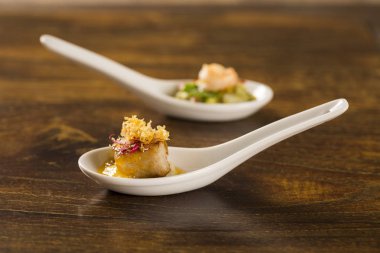 Bir kaşık sarı meyve ve aligot baiano azalma ile ızgara balık