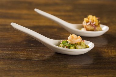 Karides salata ile avokado bir kaşık. 