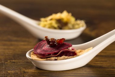 turp ve pancar bir kaşık karamelize pastırma julienne ile bin yaprakları