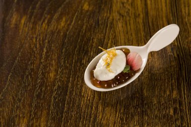 Doğal nane aromalı yoğurt, biber sago bitmiş kaşıkla karamel ile