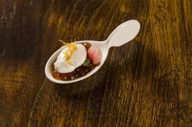 Doğal nane aromalı yoğurt, biber sago bitmiş kaşıkla karamel ile