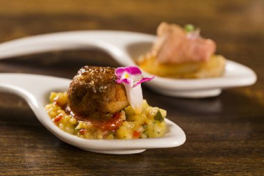 Kızarmış domuz eti brulee, quirela, kiraz domates confit ve bir kaşık tolenia