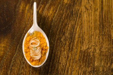 Çıtır karidesli piranha piro ve palmiye ağacı farofa içinde bir kaşık ile