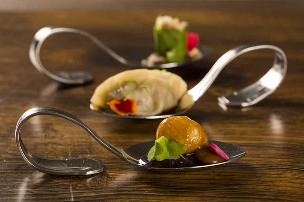Empanada di manioca e caramellato con marmellata di cipolle viola in un cucchiaio — Foto Stock