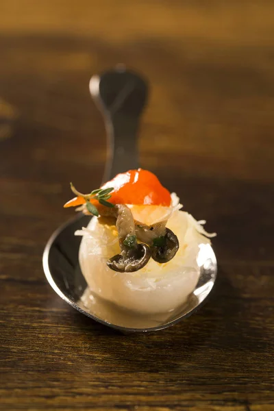 Litchi con panna acida, parmigiano, shimeji, pepe rosso e timo in un cucchiaio . — Foto Stock