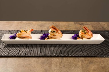 Masada beyaz plaka üzerinde ham çivi balık ızgara karides