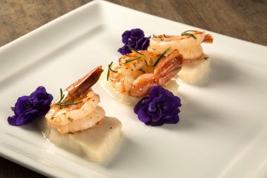 Masada beyaz plaka üzerinde ham çivi balık ızgara karides