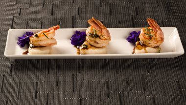 Masada beyaz plaka üzerinde ham çivi balık ızgara karides