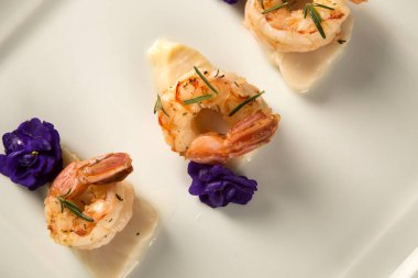 Masada beyaz plaka üzerinde ham çivi balık ızgara karides