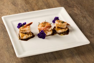 Masada beyaz plaka üzerinde ham çivi balık ızgara karides