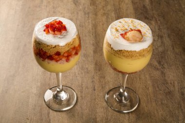 Çilek ve ceviz ile vanilya puding